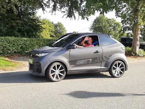 Deze trotse dame geniet volop van haar Aixam Coupé GTI 